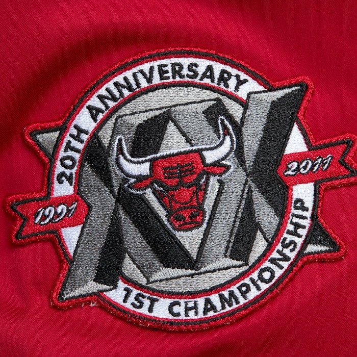 Veste NBA Lightweight Satin Bomber Vintage Logo Bulls Mitchell & Ness Scarlet image n°3