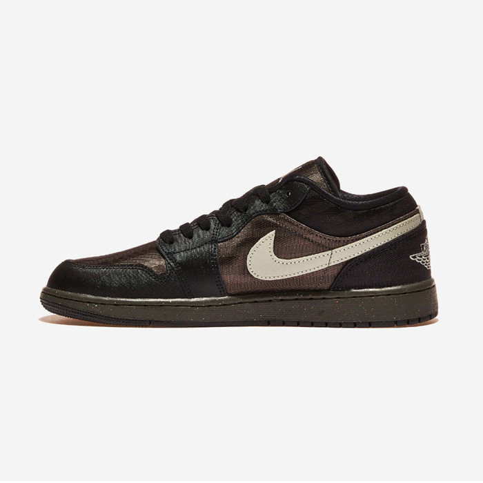 Air Jordan 1 Low Se black/newsprint-spruce fog