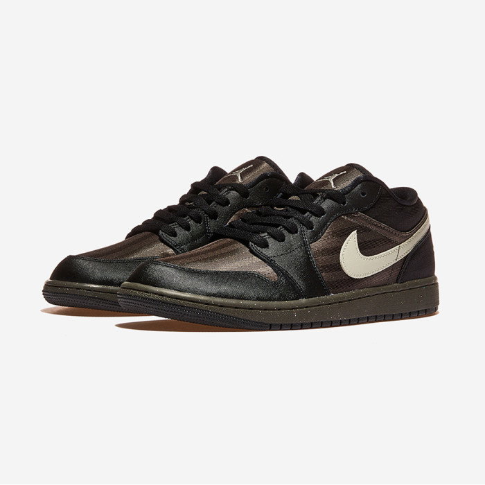 Air Jordan 1 Low Se black/newsprint-spruce fog